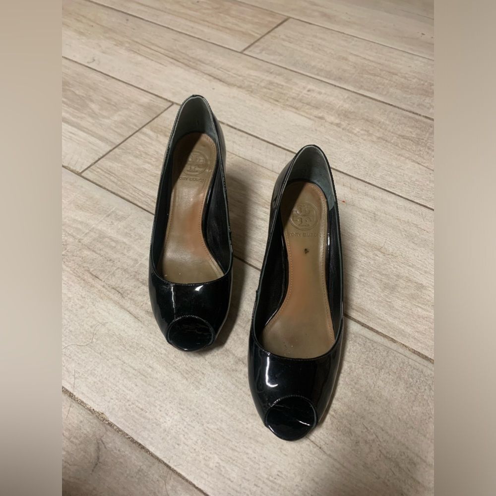 Tory Burch Rea Black Patent Peep Toe Heels - Picture 2 of 14